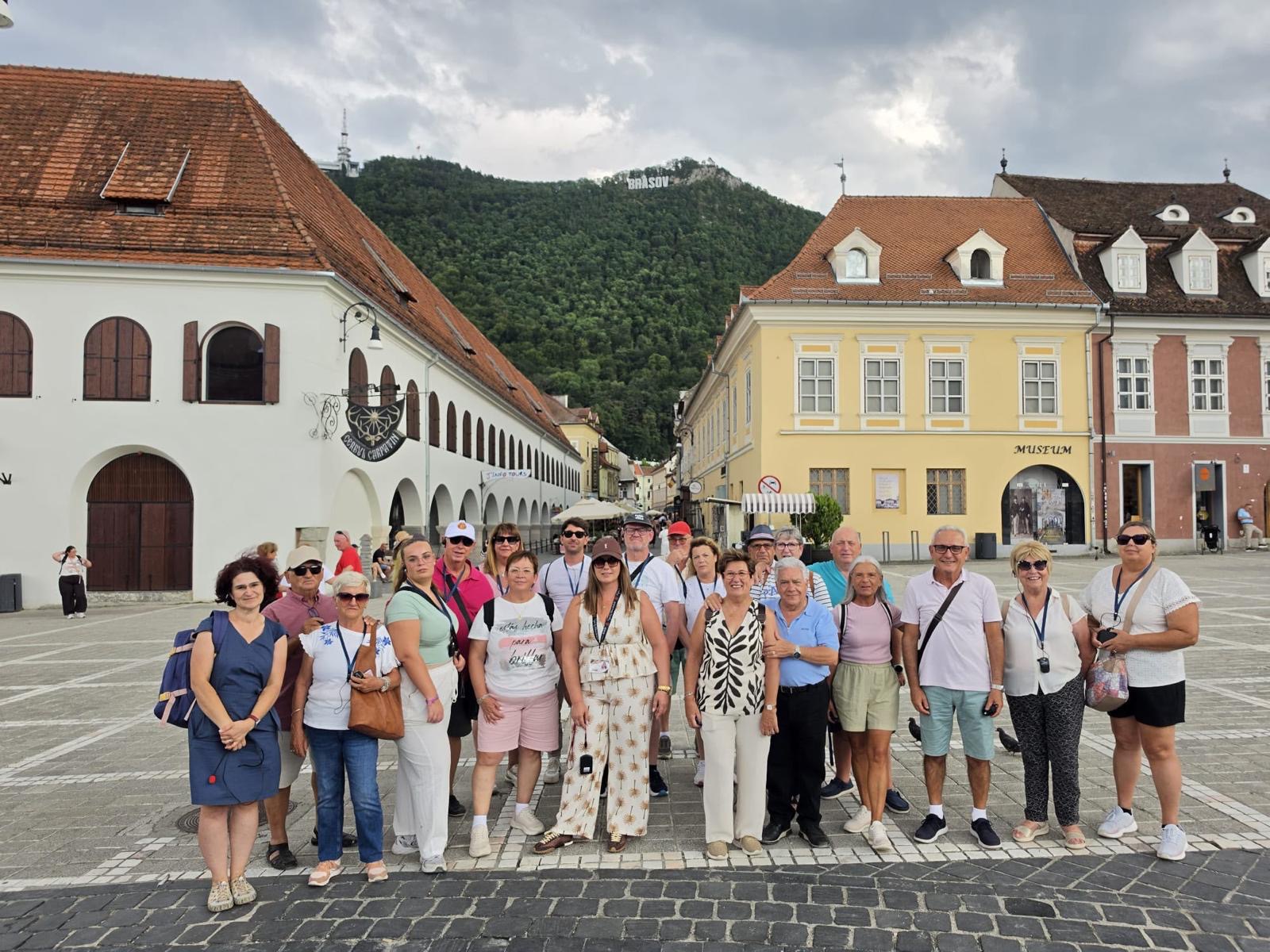 Grupo de viajeros en la plaza del Consejo de Brașov – Viajes by Elena Bodale